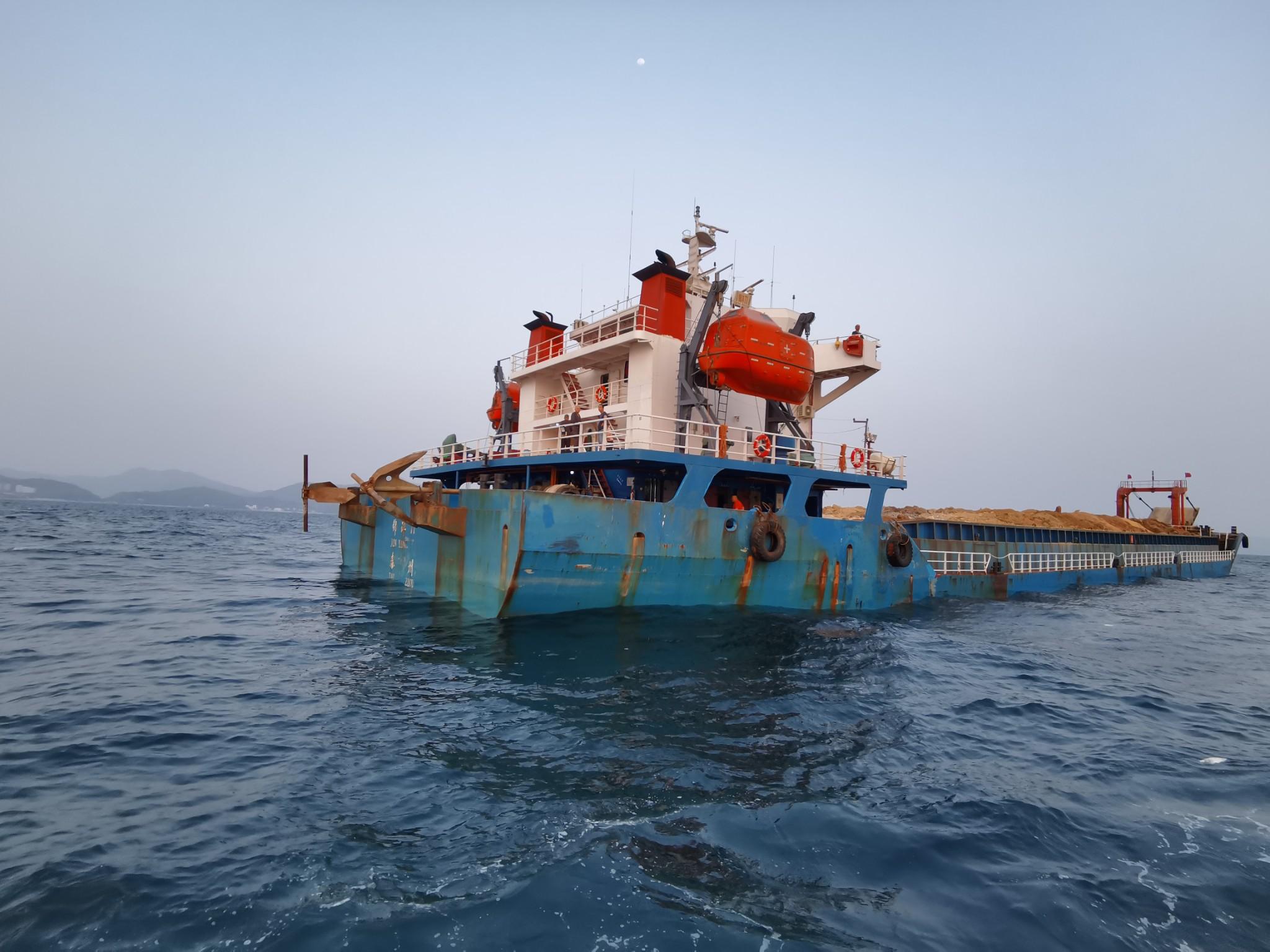 大亚湾海事局"陆海空"联动 快速查处一起弃土船舶超载案件
