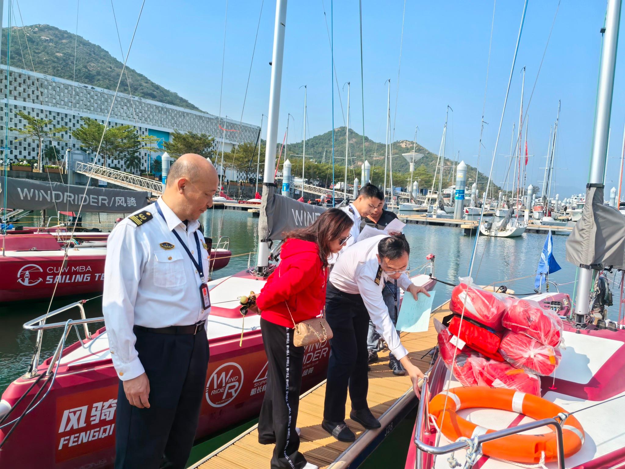 阳光执法 共治同行—大亚湾海事局组织开展社会监督员现场执法体验活动