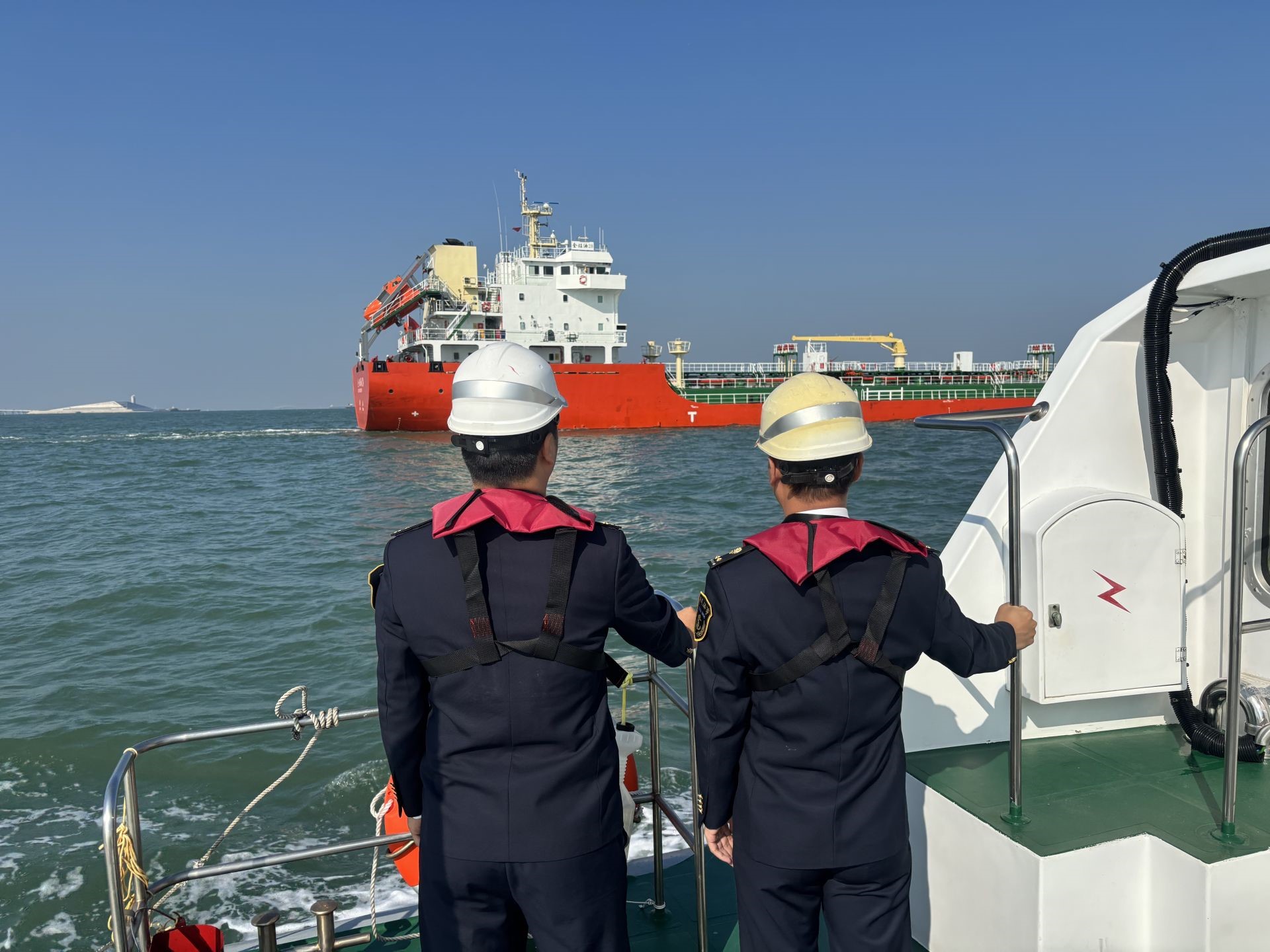 马年首艘运输船搭乘6000吨“空中粮草”到港 海事部门保障深圳机场航空煤油运输安全畅通