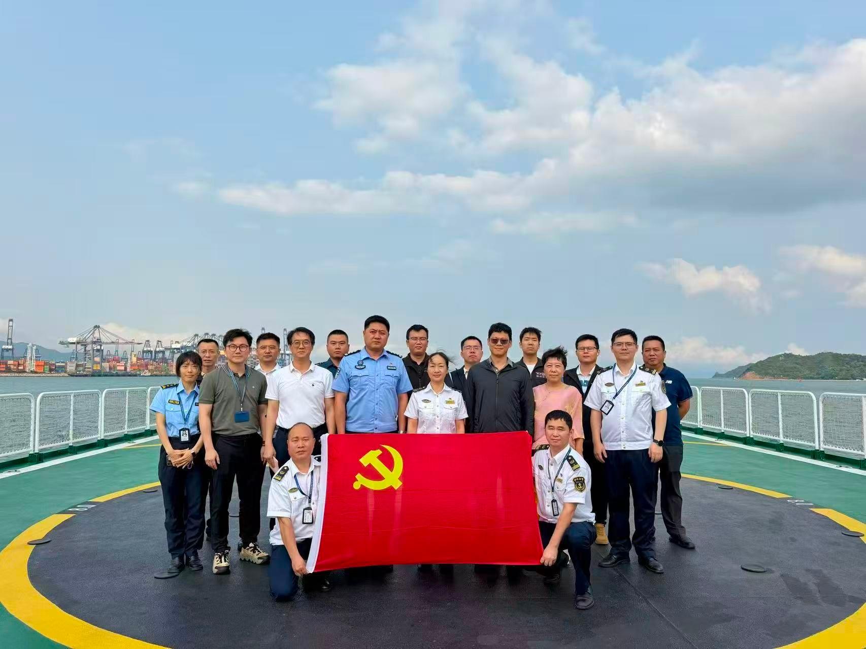 盐田海事局联合七部门开展巡航执法行动暨党建联建活动