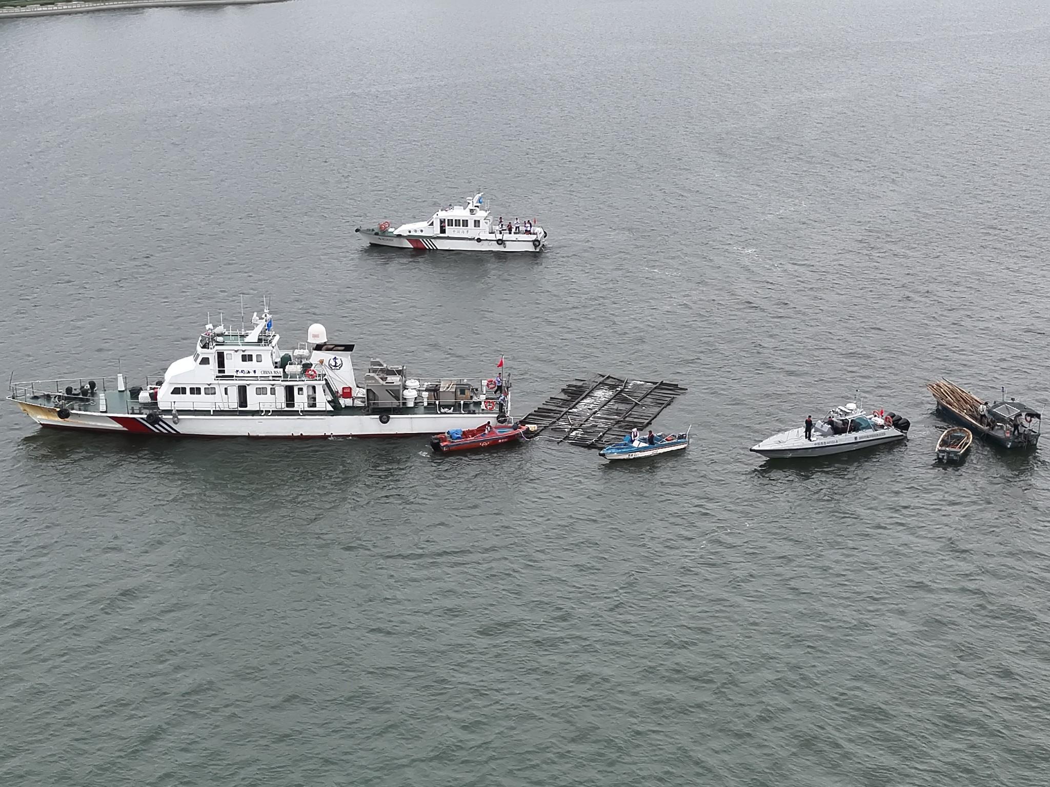 深圳海事局联合多部门开展散落蚝排清理专项行动