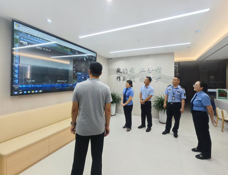 深圳市海洋综合执法支队联合大亚湾海事局护航西涌国际暗夜社区