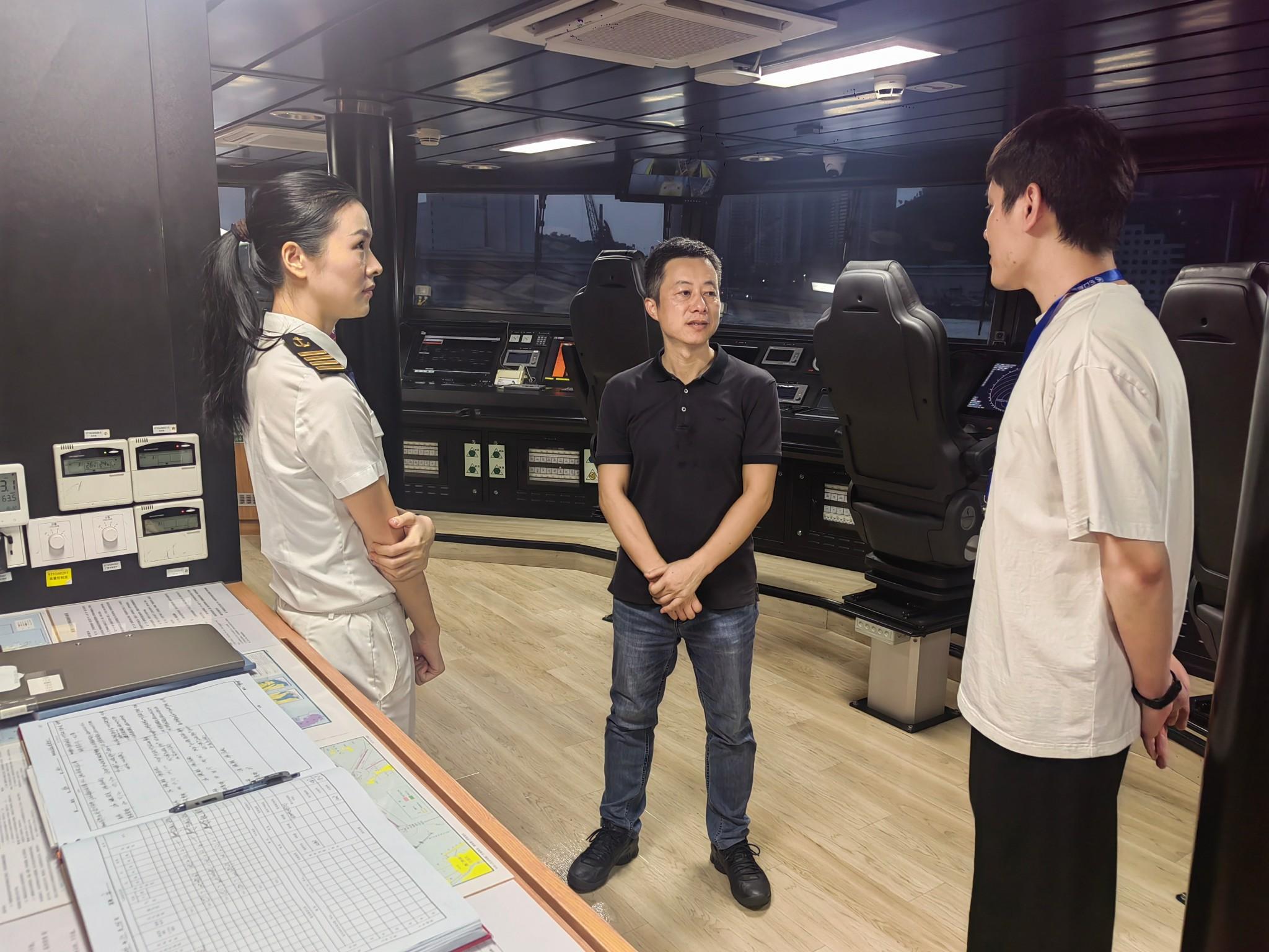 局党组书记、局长曹杰到蛇口海事局开展夜游船安全督导检查